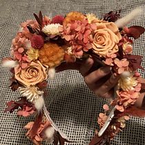 My project in Floral Headpiece: Using Flowers to Create Accessories course. Un proyecto de Diseño de complementos, Diseño de moda, DIY, Diseño floral y vegetal de sam92alellora - 13.01.2022