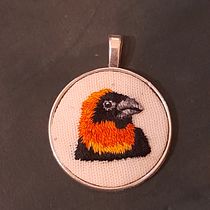 My project in Miniature Needlework: Make Embroidered Jewelry: Red Bishop. Un projet de Design de bijoux , et Broderie de Charne Henley - 08.03.2022