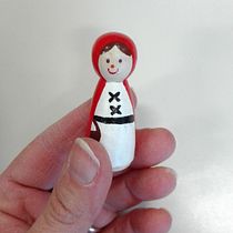 My project in Product Design: the LITTLE RED RIDING HOOD game. Un projet de Artisanat, Conseil créatif, Design industriel, Packaging , et Conception de produits de le_benes - 15.01.2022
