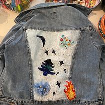 My project in Fashion Design: Painting and Embroidering Garments course Ein Projekt aus dem Bereich Malerei, Modedesign, Stickerei, DIY, Upc, cling und Textildesign von alexandra_adamescu - 16.01.2022