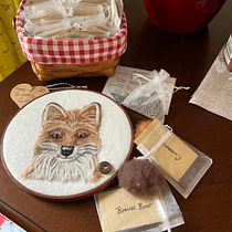 My project in Needle Felting: Paint Portraits with Wool course. Arts, Crafts, Fiber Arts, Naturalistic Illustration, Needle Felting, and Textile Design project by Cathleen LeMaire - 01.12.2022