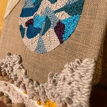 Il mio progetto del corso: Tessitura, ricamo e punch needle: creazione di un quadro tessile. Een project van Ontwerp van accessoires, Craft, Borduurwerk,  Interieurdecoratie, Textiel, Punch needle, Weven y Textielontwerp van Vittoria Valzania - 30.01.2022