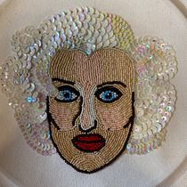 My project in Beaded Embroidery Portraits course. Een project van Ontwerp van accessoires, Borduurwerk,  Interieurdecoratie y Textielontwerp van Vicki Woods Warren - 20.01.2022