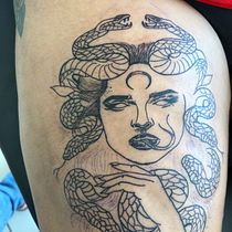 Mi Proyecto del curso: Técnicas de tatuaje blackwork con línea fina, en este proyecto puse en practica lo visto en el curso para realizar la pieza utiice pigmento triple black dinamic cartuchos peak rl7 rl3 rl1 y dinamic blanco para su uso sutil.. Un progetto di Design di tatuaggi di Fernando Pérez - 16.01.2022