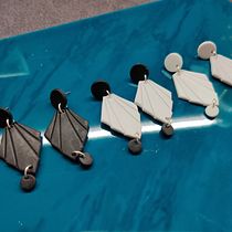 My project in Polymer Clay Jewelry Design for Beginners course. Un progetto di Design di accessori, Artigianato, Design di gioielli e DIY di Ina Sola - 23.01.2022