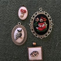 My project in Miniature Needlework: Make Embroidered Jewelry course. Un projet de Design de bijoux, Broderie , et Design textile de angi_davis - 26.01.2022