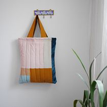 My project in Introduction to Contemporary Patchwork course. Un projet de St, lisme, Couture, DIY , et Design textile de marjo.maininki - 25.01.2022