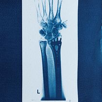 'Honoring'. Proyecto final de Cianotipia. Un projet de Artisanat, Beaux Arts, Estampe, DIY , et Photographie argentique de Gabby Villalba - 29.01.2022