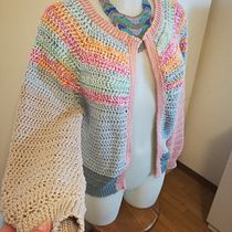 Il mio progetto del corso: Top-down: capi interi all'uncinetto. Un progetto di Fashion design, Fiber Art, DIY, Uncinetto e Textile Design di katia - 31.01.2022