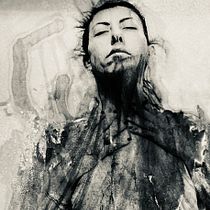 Dolore e consapevolezza. Photograph, Photo Retouching, Fine-Art Photograph, Film Photograph, and Self-Portrait Photograph project by Mara Evangelisti - 01.31.2022