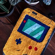 Gameboy Punch Needle Rug. Bordado, Decoração de interiores, Punch needle, e Design têxtil projeto de Inês Vieira - 03.02.2022