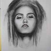 Il mio progetto del corso: Ritratto artistico al carboncino: creare atmosfere. Traditional illustration, Fine Arts, Drawing, Portrait Drawing, Realistic Drawing, and Artistic Drawing project by Agostina Bucci - 02.10.2022