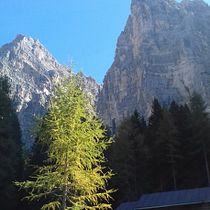 Il mio progetto del corso: Diario di viaggio ad acquerello: una camminata verso il Rifugio nel gruppo di montagne del Bosconero. Traditional illustration, Watercolor Painting, Architectural Illustration, and Sketchbook project by Eleonora Cignola - 02.11.2022