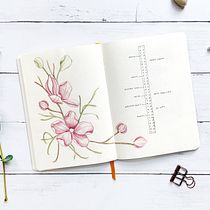 My project in Floral Drawings to Illustrate your Bullet Journal course. Un proyecto de Lettering, Dibujo, Ilustración botánica, H, lettering, Gestión y productividad							 de A Journal by Annie - 11.02.2022