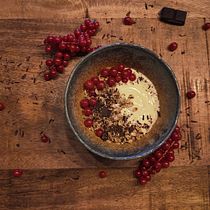 Breakfast bowl with fruit and chocolate. Photograph, Social Media, Photo Retouching, Mobile Photograph, Product Photograph, Digital Photograph, Food Photograph, Instagram Photograph, Lifest, le Photograph, Food St, and ling project by Bianca Karremans - 02.11.2022