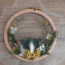 Il mio progetto di ricamo su tulle con elementi naturali. Corona di fiori e lettera in corsivo.. Embroider, DIY, Floral, Plant Design, and Textile Design project by Elena Riccò - 02.11.2022