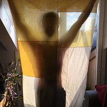 My curtain made from naturally dyed plants and recycled textile. Un progetto di Artigianato, Upc, cling e Tintura tessile di Clara - 12.02.2022