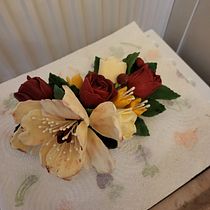 My Son's Wedding Cake Topper. Un progetto di Design e DIY di Dawn Couzens - 12.02.2022