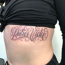 Mi Proyecto del curso: Tatuaje a mano alzada de letras cursivas. Un projet de Lettering , et Conception de tatouage de jessymm1 - 14.02.2022