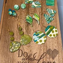 My project in Polymer Clay Jewelry Design for Beginners course. Un progetto di Design di accessori, Design di gioielli, DIY e Artigianato di Christine Scott Powell - 07.02.2022