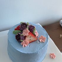 My project in Decorative Buttercream Flowers for Cake Design course. Design, and DIY project by melofi718 - 02.10.2022