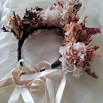 My project in Floral Headpiece: Using Flowers to Create Accessories course. Un proyecto de Diseño de complementos, Diseño de moda, DIY, Diseño floral y vegetal de Jana Belonina - 12.02.2022