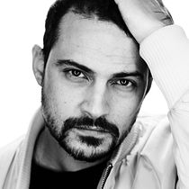 Meu projeto do curso: Autorretrato fotográfico Fine Art. Photograph, Photograph, Post-production, Photo Retouching, Portrait Photograph, Studio Photograph, Fine-Art Photograph, Photomontage, and Self-Portrait Photograph project by Tiago Amaro - 02.17.2022