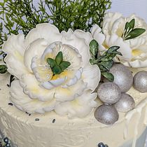 My project in Sugar Flowers for Cake Designs course. Un progetto di Design e DIY di Viviane Varney - 18.02.2022