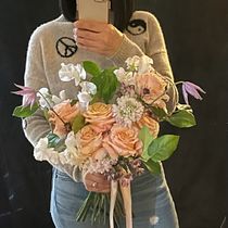 Mi Proyecto del curso: Creación de ramos de flores desde cero, mi primer ramo horizontal antes de hacerlo practique semanas. @saviabrutaflowerschool. Interior Design, L, scape Architecture, Decoration, DIY, Floral, and Plant Design project by Johanna Orellana - 02.16.2022