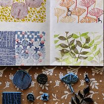 Mon projet du cours : Illustrations avec des tampons faits main. Ilustração tradicional, Pattern Design, Estampagem, Sketchbook, e Gravura projeto de Elisabeth Grandjean - 20.02.2022