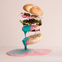Mi Proyecto del curso: Hamburguesa voladora. Photograph, Art Direction, Photograph, Post-production, Product Photograph, Studio Photograph, Fine-Art Photograph & Interior Photograph project by Maria Perez Requena - 02.21.2022
