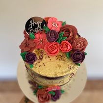 My project in Decorative Buttercream Flowers for Cake Design course. Design, and DIY project by Sinem Bidawid - 02.22.2022
