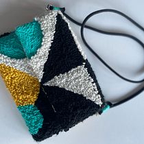 My project in Punch Needle Techniques for Custom Accessories course. Un progetto di Artigianato, Ricamo, Fiber Art, DIY, Punch needle e Textile Design di tarryncook - 20.02.2022
