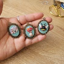Mi Proyecto del curso: Bordado en miniatura: crea joyas textiles. Un projet de Design de bijoux, Broderie , et Design textile de Sary Maliqueo - 25.02.2022