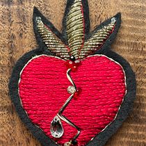 My project in Introduction to Gold Embroidery course. Een project van Traditionele illustratie y Borduurwerk van clarezissou - 20.02.2022