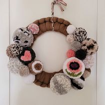 My project in Pom-Pom Design and Creation course. Arts, Crafts, Decoration, DIY, and Textile Design project by Lisa V - 02.27.2022