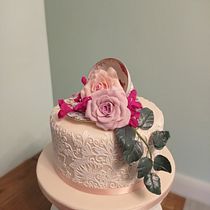 My project in Sugar Flowers for Cake Designs course. Un progetto di Design e DIY di Karen Carton - 28.02.2022