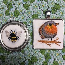 Mój projekt z kursu: Haft miniaturowy: tworzenie biżuterii tekstylnej. Un projet de Design de bijoux, Broderie , et Design textile de manna77 - 02.03.2022