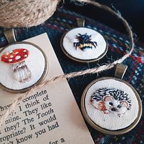 Mijn project van de cursus: Miniatuurborduurwerk: maak textielen juweeltjes. Un projet de Design de bijoux, Broderie , et Design textile de Kato Kuijpers - 04.03.2022