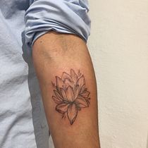 Mi Proyecto; flor Lotocon linea fina y flor peonia con Linea rs. Projekt z dziedziny Trad, c, jna ilustracja, Projektowanie tatuaż, R i sunek botaniczn użytkownika Gaby Barbero - 19.02.2020