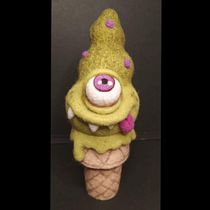 Ice scream (art toy  - wool ). Un projet de Conception de personnages, Artisanat, Conception de jouets, Art textile, Feutrage à l'aiguille , et Design textile de Granel Milou - 12.03.2022