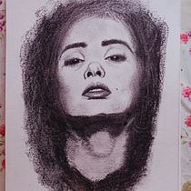 Il mio progetto del corso: Ritratto artistico al carboncino: creare atmosfere. Ilustração tradicional, Artes plásticas, Desenho, Desenho de retrato, Desenho realista, e Desenho artístico projeto de da_mela - 18.03.2022