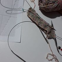 Meu projeto do curso: Design e confecção de roupas de tricô sem costura com agulhas circulares. Accessor, Design, Fashion Design, Fiber Arts, DIY, and Knitting project by Jana Perelló - 03.23.2022