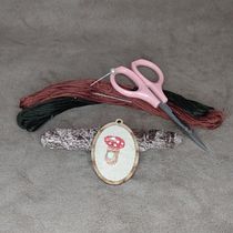 Meu projeto do curso: Bordado em miniatura: crie joias têxteis. Un projet de Design de bijoux, Broderie , et Design textile de Magda Guimarães - 25.03.2022