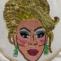 Mi Proyecto del curso: Retratos bordados en pedrería. Een project van Ontwerp van accessoires, Borduurwerk,  Interieurdecoratie y Textielontwerp van Valeria Cedeño - 15.03.2022