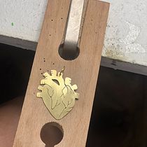 Meu projeto do curso: Design e criação de joias em latão. Un projet de Création d'accessoires, Artisanat, Design de bijoux , et DIY de Ligia Carroll - 27.03.2022