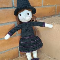 Mi Proyecto del curso: Amigurumi: MI BRUJITA. Un proyecto de Artesanía, Diseño de juguetes, Tejido, Crochet, Amigurumi y Diseño textil de Lucia Salas - 29.03.2022