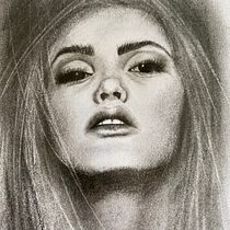 My project for course: Artistic Charcoal Portraiture: Creating Atmosphere. Ilustração tradicional, Artes plásticas, Desenho, Desenho de retrato, Desenho realista, e Desenho artístico projeto de Hayley Hladilo - 03.04.2022