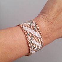 Meu projeto do curso: Design de bijuteria: crie patterns elegantes com miçangas. Accessor, Design, Arts, Crafts, Jewelr, Design, and Fiber Arts project by aline.edwiges - 04.05.2022