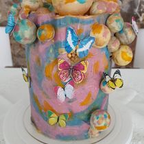 Torta caramellosa con farfalle. Un progetto di Design e DIY di Daniela Genna - 04.05.2022